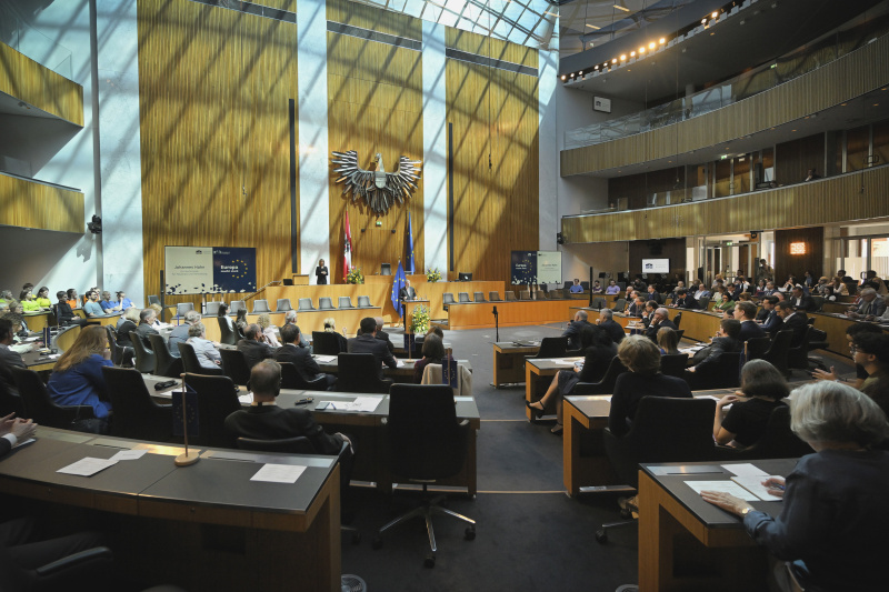 Europarede. EU-Kommissar für Haushalt und Verwaltung Johannes Hahn. Blick Richtung Veranstaltungsteilnehmer:innen