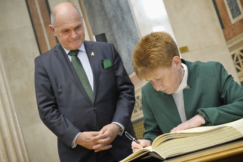 Gästebucheintrag. Von links: Nationalratspräsident Wolfgang Sobotka (ÖVP), Vizepräsidentin des Deutschen Bundestages Petra Pau