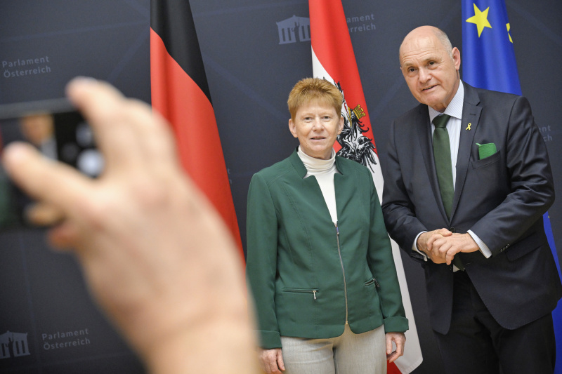 Fahnenfoto. Von links: Nationalratspräsident Wolfgang Sobotka (ÖVP), Vizepräsidentin des Deutschen Bundestages Petra Pau