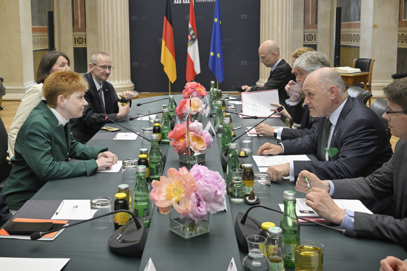Aussprache. Rechte Tischhälfte: österreichische Delegation mit Nationalratspräsident Wolfgang Sobotka (ÖVP) (2. von rechts). Linke Tischhälfte: deutsche Delegation mit Vizepräsidentin des Deutschen Bundestages Petra Pau (1. von links)