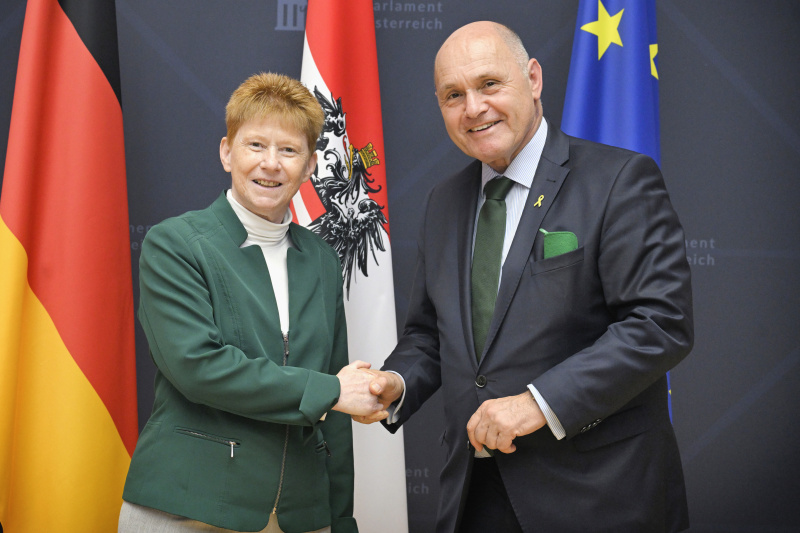 Fahnenfoto. Von links: Nationalratspräsident Wolfgang Sobotka (ÖVP), Vizepräsidentin des Deutschen Bundestages Petra Pau