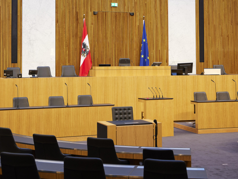 Blick auf das Präsidium mit Adler und Fahnen