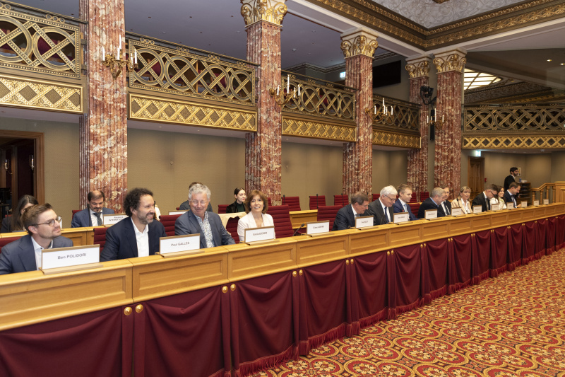 Aussprache. Luxemburgische Delegation unter der Leitung des Präsidenten der Abgeordnetenkammer Claude Wiseler (6. von links)