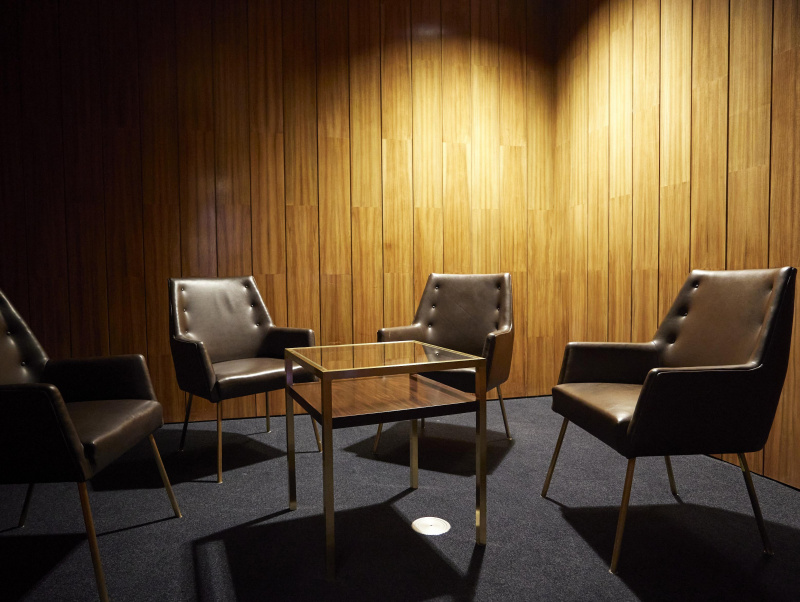 Besprechungsraum 3 mit Glastisch und Sesseln