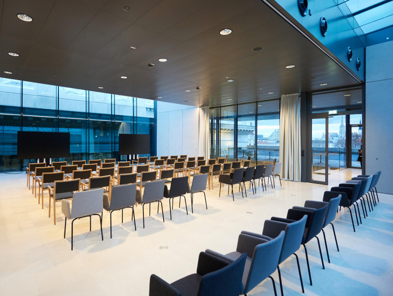 Raum im 3. Obergeschoss mit Stühlen. 