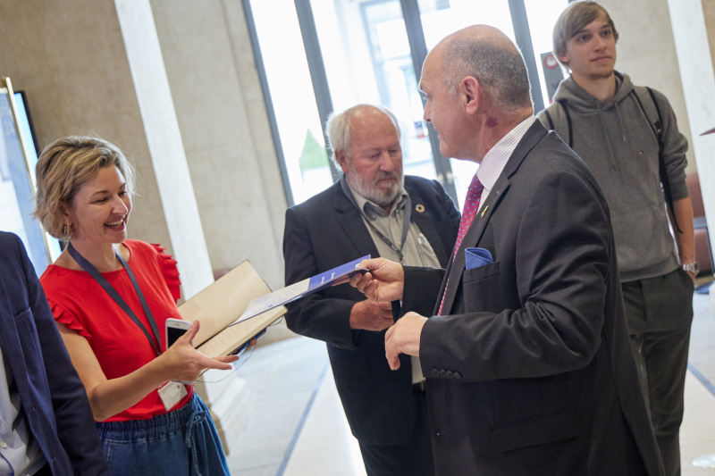 Nationalratspräsident Wolfgang Sobotka (ÖVP) präsentiert die Ausstellung zur EU-Wahl (Kampagne: #MehralseinKreuzerl)