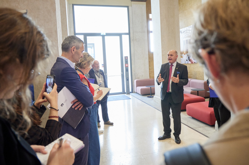Nationalratspräsident Wolfgang Sobotka (ÖVP) präsentiert die Ausstellung zur EU-Wahl (Kampagne: #MehralseinKreuzerl)