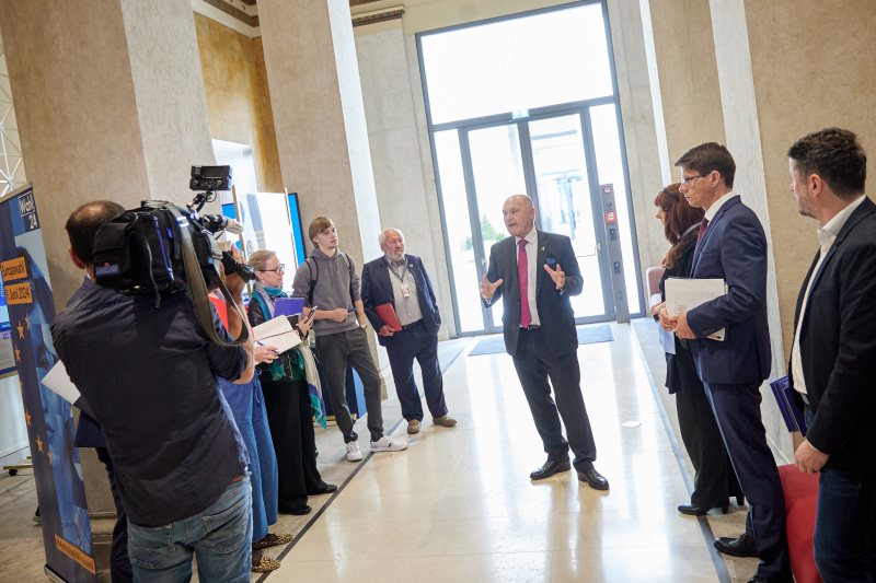 Nationalratspräsident Wolfgang Sobotka (ÖVP) präsentiert die Ausstellung zur EU-Wahl (Kampagne: #MehralseinKreuzerl)
