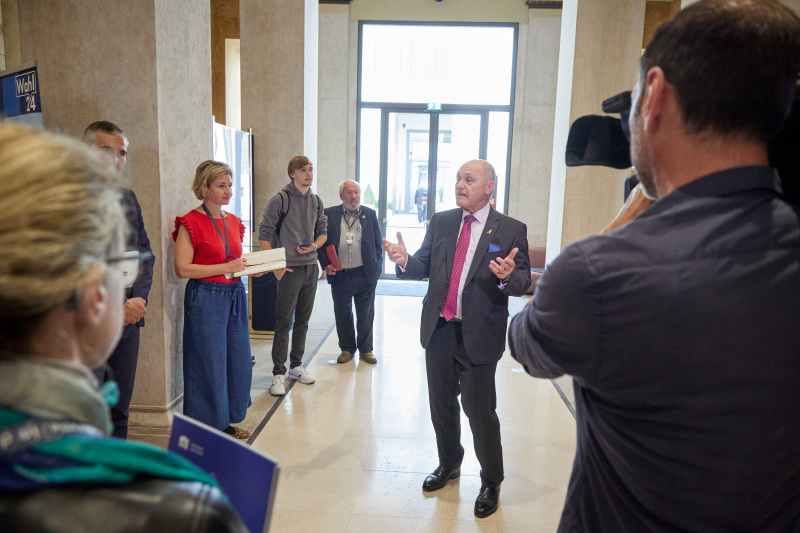 Nationalratspräsident Wolfgang Sobotka (ÖVP) präsentiert die Ausstellung zur EU-Wahl (Kampagne: #MehralseinKreuzerl)