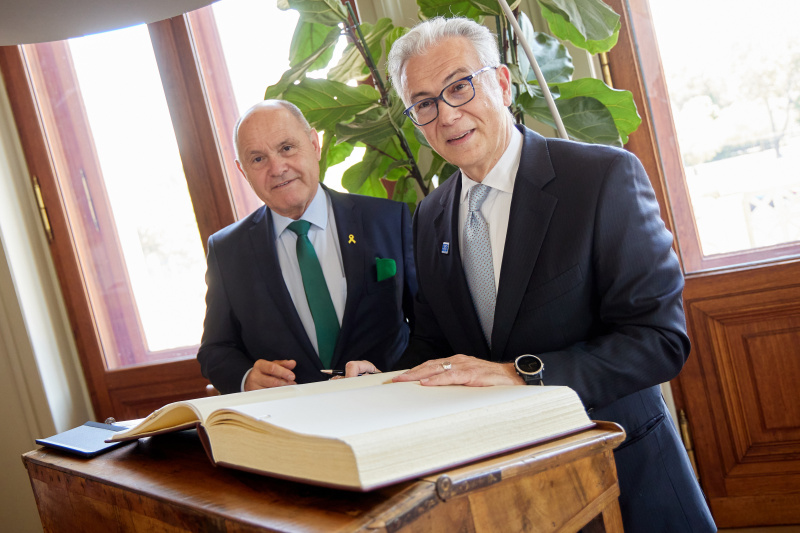 Gästebucheintrag. Von links: Nationalratspräsident Wolfgang Sobotka (ÖVP), Präsident der Parlamentarischen Versammlung des Europarates Theodoros Rousopoulos