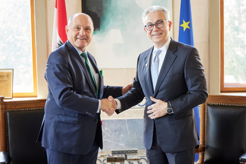 Fahnenfoto. Von links: Nationalratspräsident Wolfgang Sobotka (ÖVP), Präsident der Parlamentarischen Versammlung des Europarates Theodoros Rousopoulos