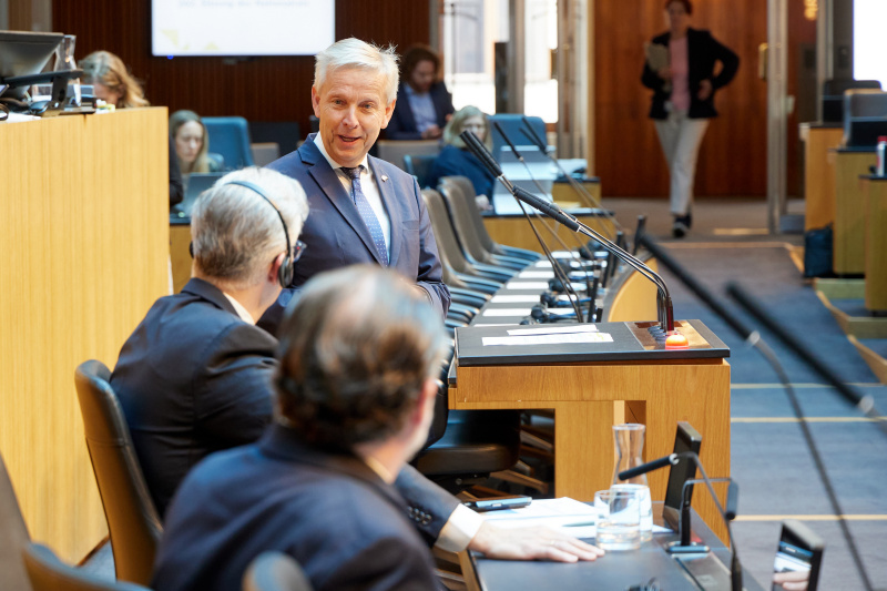 Am Redner:innenpult Nationalratsabgeordneter Reinhold Lopatka (ÖVP)