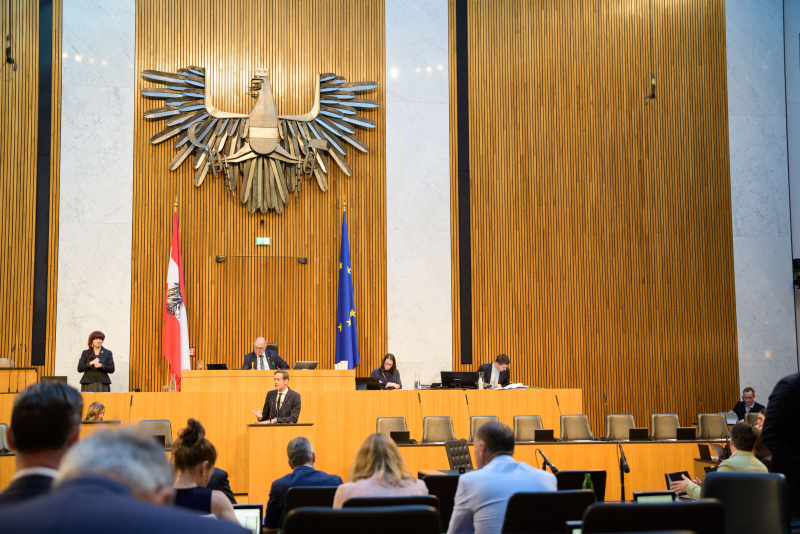 Am Redner:innenpult: Nationalratsabgeordneter Kai Jan Krainer (SPÖ)