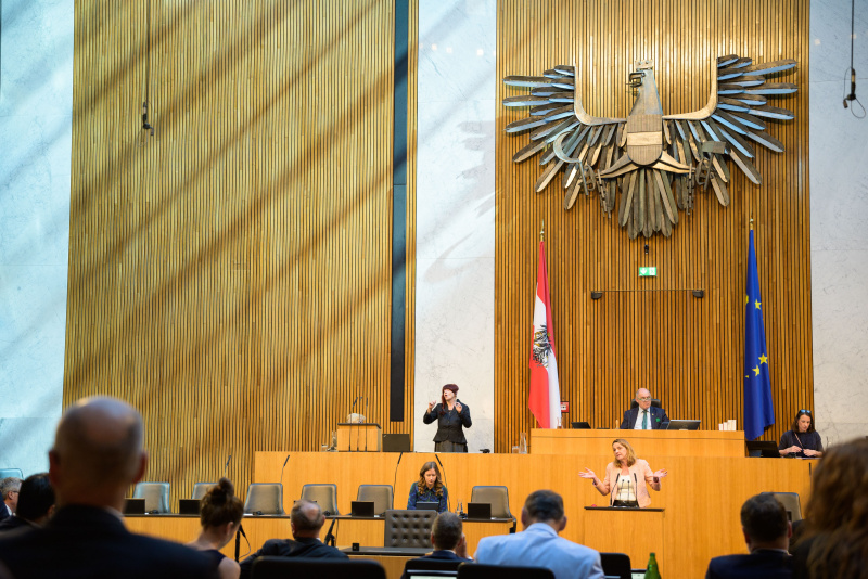 Am Redner:innenpult: Nationalratsabgeordnete Dagmar Belakowitsch (FPÖ)