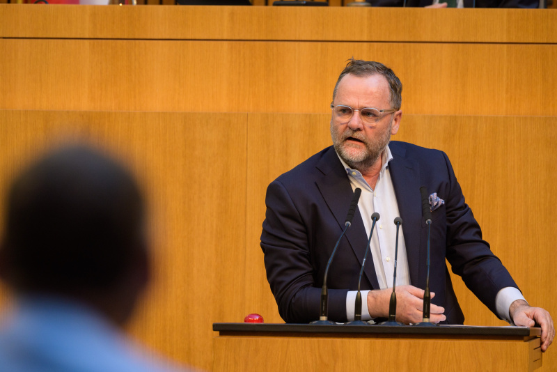 Am Redner:innenpult: Nationalratsabgeordneter Josef Schellhorn (NEOS)