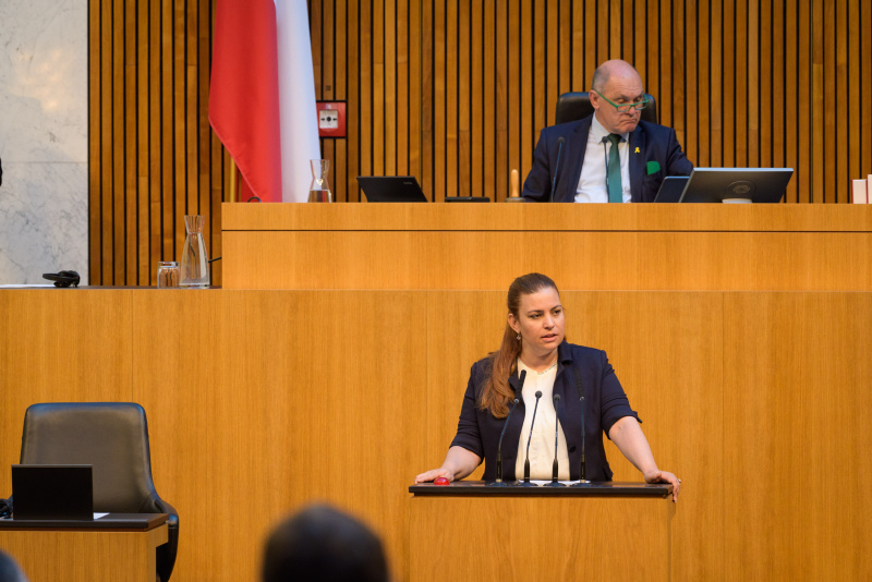 Am Redner:innenpult: Nationalratsabgeordnete Nina Tomaselli (GRÜNE)