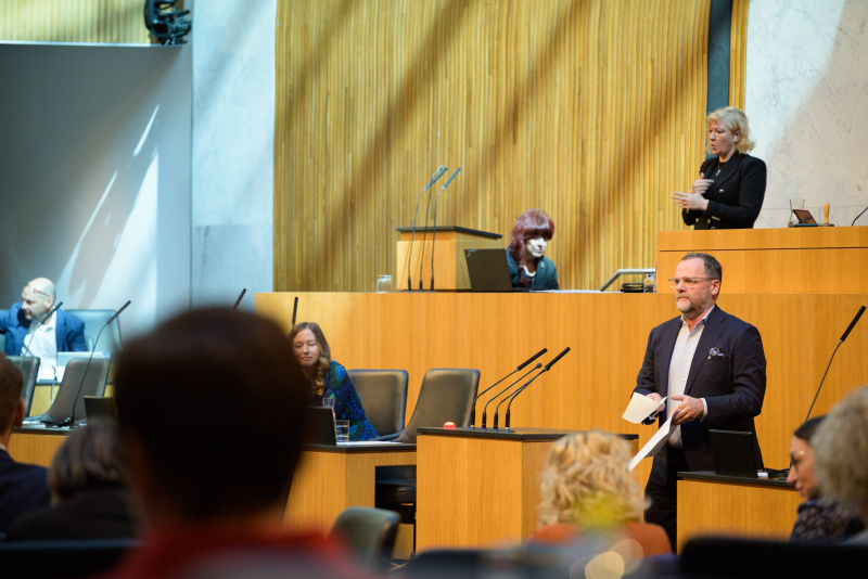 Am Redner:innenpult: Nationalratsabgeordneter Josef Schellhorn (NEOS)