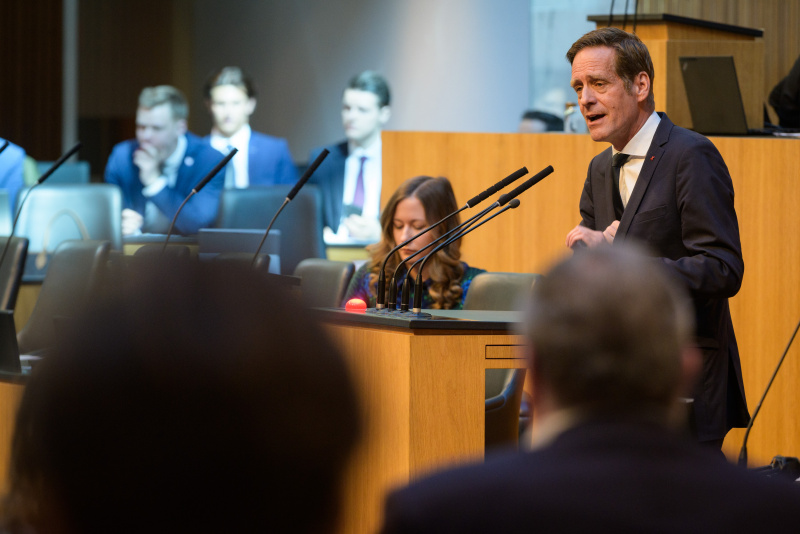 Am Redner:innenpult: Nationalratsabgeordneter Kai Jan Krainer (SPÖ)