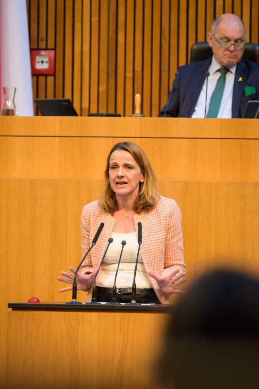 Am Redner:innenpult: Nationalratsabgeordnete Dagmar Belakowitsch (FPÖ)