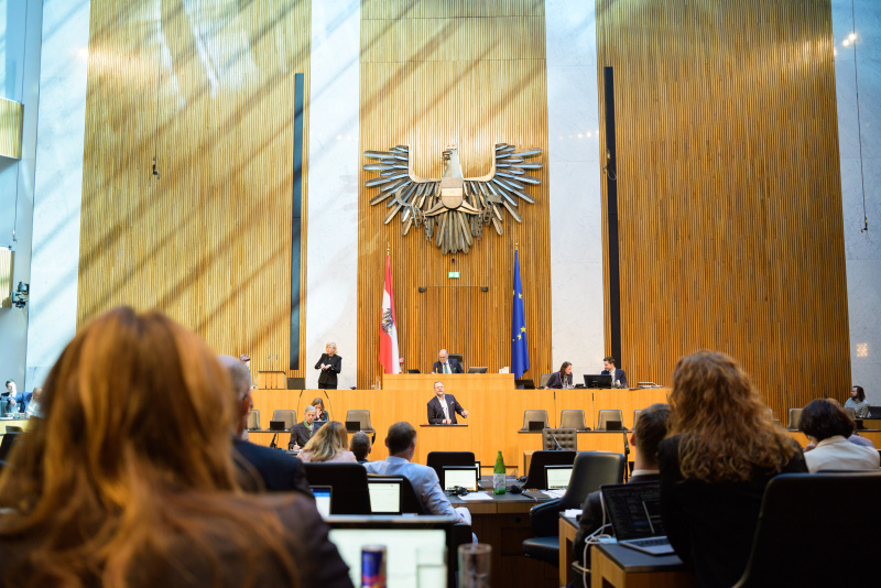 Am Redner:innenpult: Nationalratsabgeordneter Josef Schellhorn (NEOS)