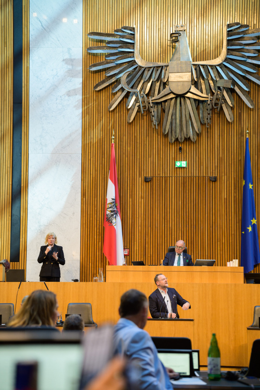 Am Redner:innenpult: Nationalratsabgeordneter Josef Schellhorn (NEOS)