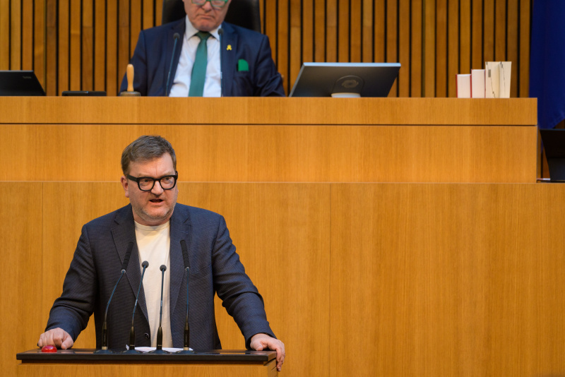 Am Redner:innenpult: Nationalratsabgeordneter Markus Koza (GRÜNE)