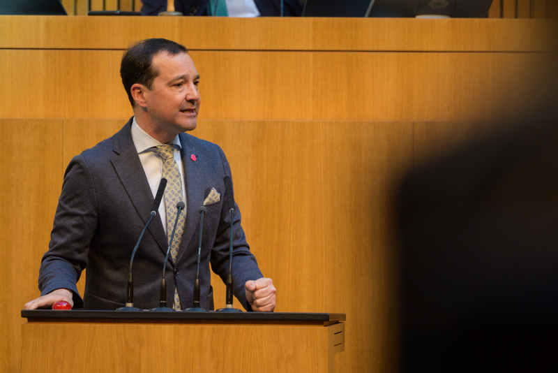 Am Redner:innenpult: Nationalratsabgeordneter Gerald Loacker (NEOS)