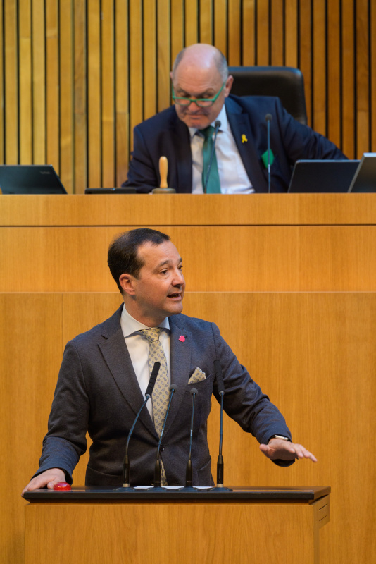 Am Redner:innenpult: Nationalratsabgeordneter Gerald Loacker (NEOS)