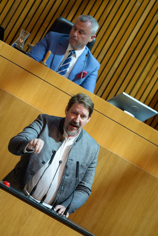 Am Redner:innenpult: Mitglied des Europäischen Parlaments Thomas Waitz (GRÜNE)