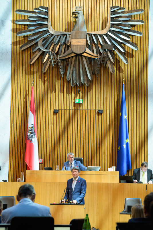 Am Redner:innenpult: Nationalratsabgeordneter Helmut Brandstätter (NEOS)