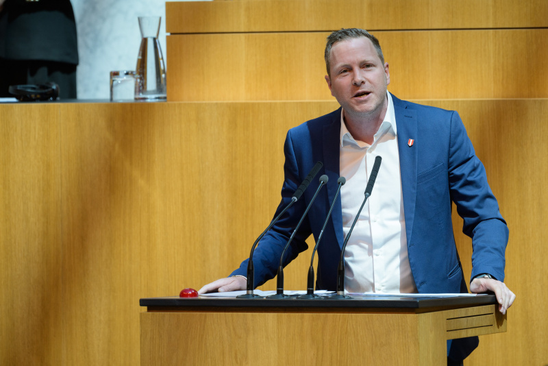 Am Rednerpult: Nationalratsabgeordneter Michael Schnedlitz (FPÖ)