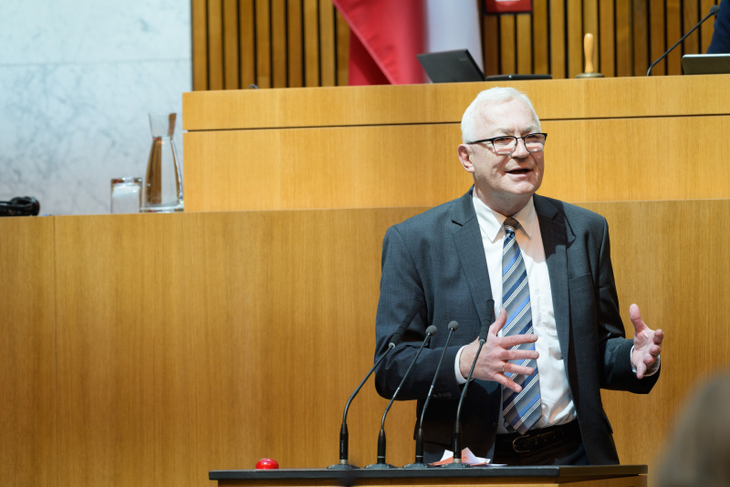 Am Rednerpult: Nationalratsabgeordneter Martin Graf (FPÖ)