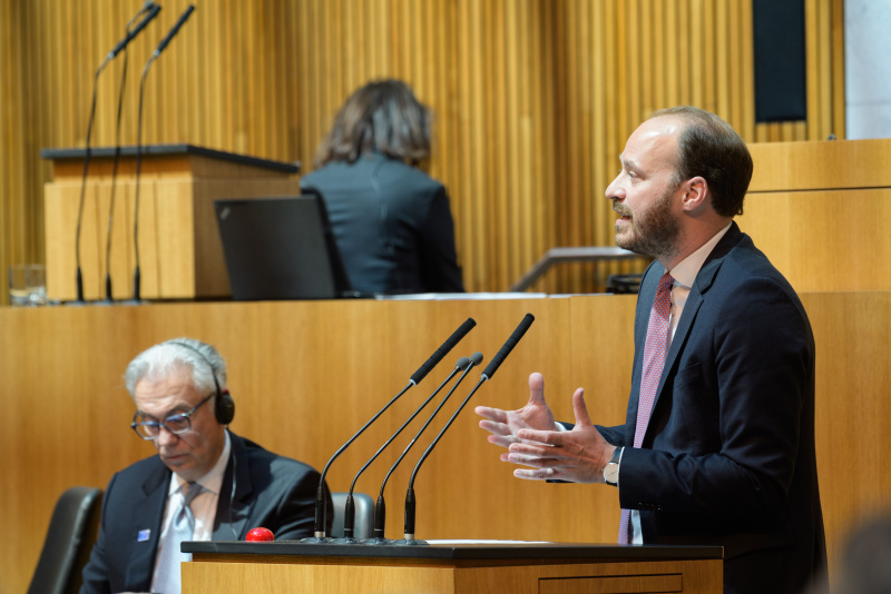 Am Redner:innenpult: Nationalratsabgeordneter Nikolaus Scherak (NEOS)