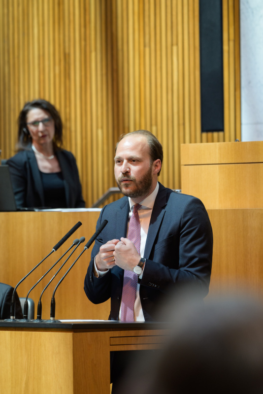 Am Redner:innenpult: Nationalratsabgeordneter Nikolaus Scherak (NEOS)