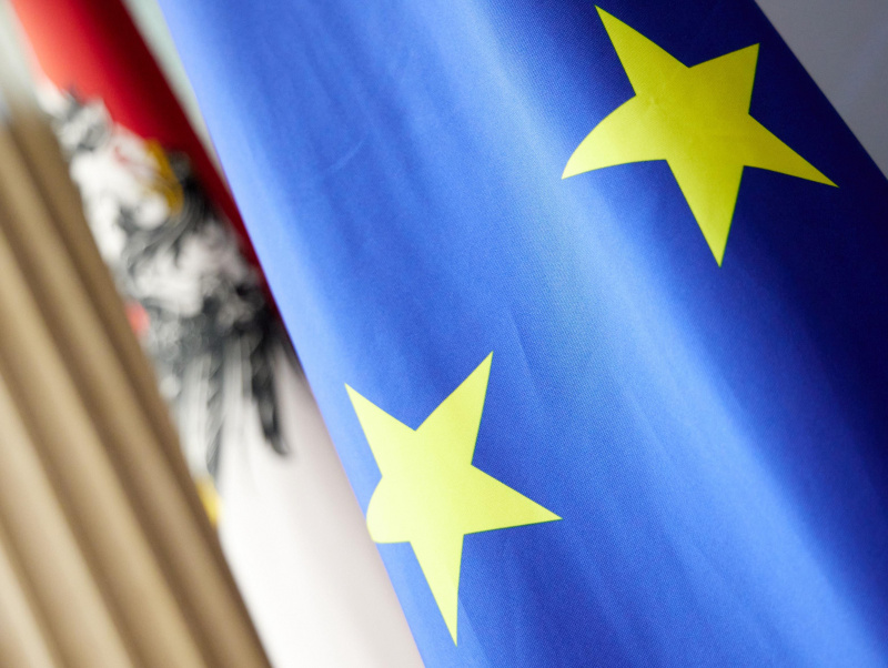 eine Österreich-Fahne und eine EU-Fahne