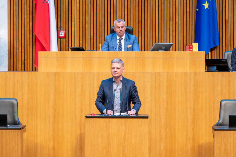Am Redner:innenpult Nationalratsabgeordneter Andreas Hanger