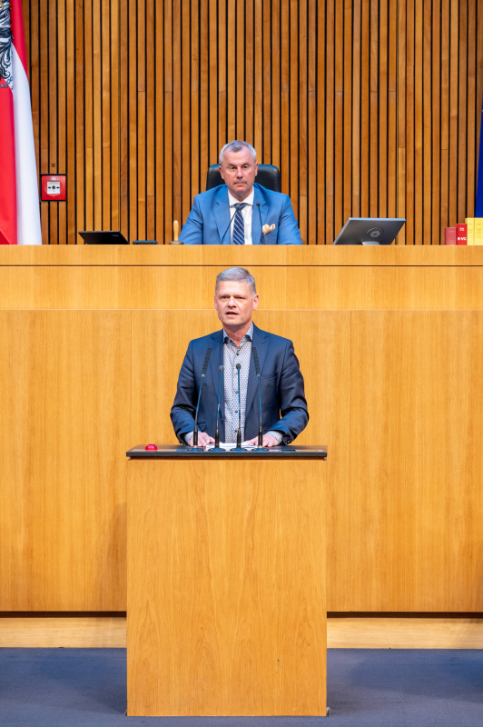 Am Redner:innenpult Nationalratsabgeordneter Andreas Hanger