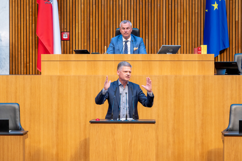 Am Redner:innenpult Nationalratsabgeordneter Andreas Hanger