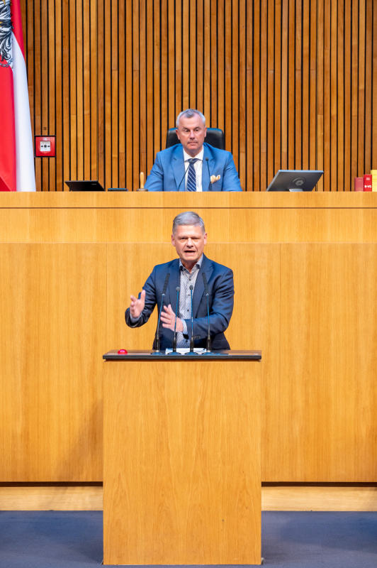 Am Redner:innenpult Nationalratsabgeordneter Andreas Hanger