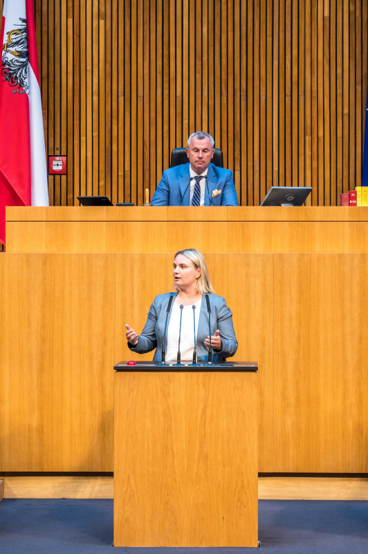 Am Redner:innenpult Nationalratsabgeordnete Martina Kaufmann
