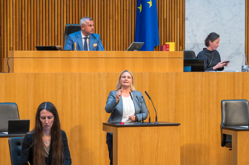 Am Redner:innenpult Nationalratsabgeordnete Martina Kaufmann