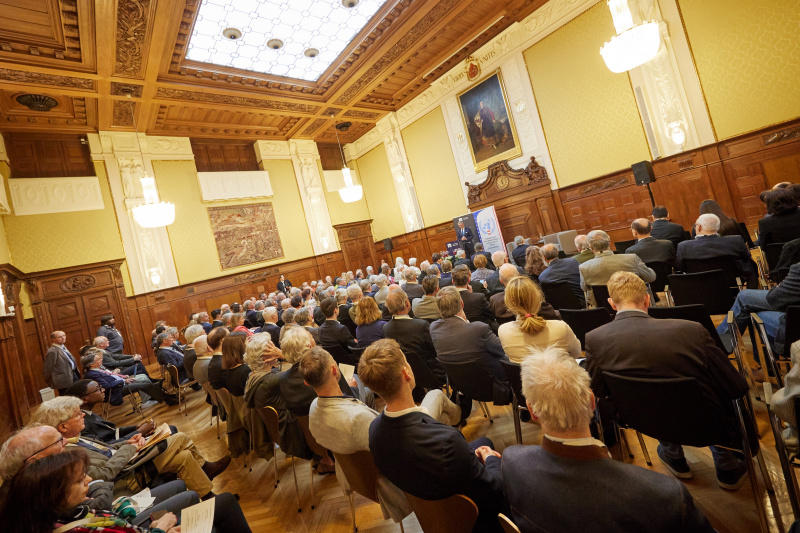 Eröffnungsworte. Parlamentsvizedirektor Alexis Wintoniak