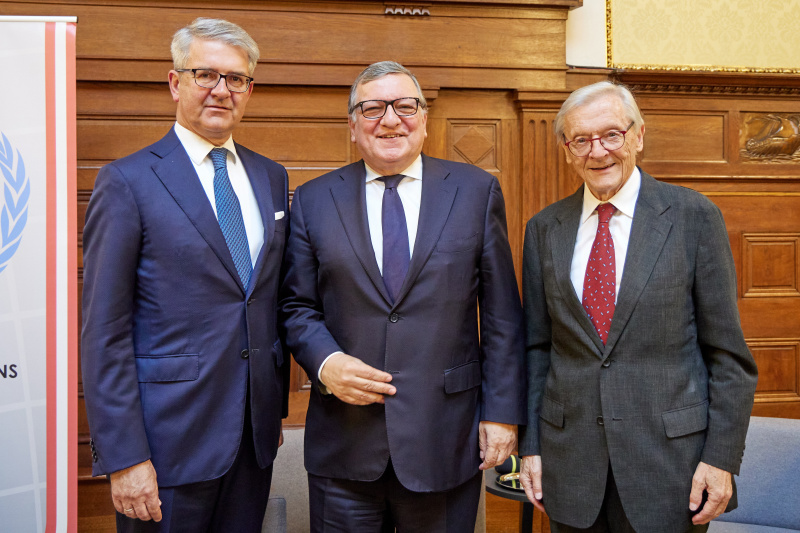 Von links: Parlamentsvizedirektor Alexis Wintoniak, Präsident der Europäischen Kommission a. D. José Manuel Barroso, Bundeskanzler a. D. Wolfgang Schüssel