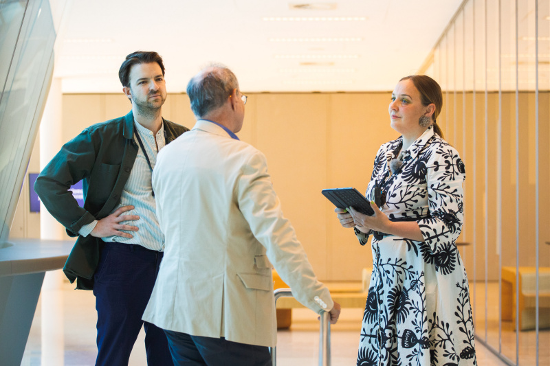 Von links: Fabio Wolkenstein, Politikwissenschaftler, Uni Wien, Eric Frey, Publizist und Politologe und Podcast Host Tatjana Lukáš