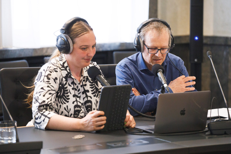 Von links: Podcast Host Tatjana Lukáš, Christoph Hofinger, Foresight Research