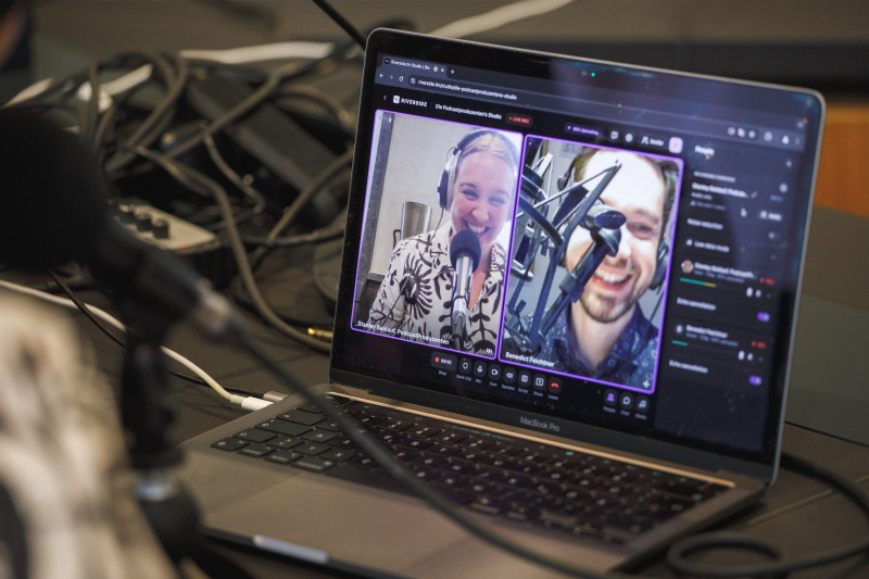 Von links: Podcast Host Tatjana Lukáš, Benedict Feichtner, EU-Korrespondent des ORF