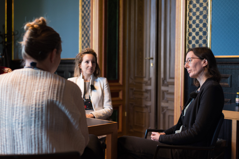 Von links: Politikwissenschaftlerin Tamara Ehs, Martina Zandonella - Demokratiemonitor