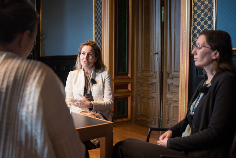 Von links: Politikwissenschaftlerin Tamara Ehs, Martina Zandonella - Demokratiemonitor