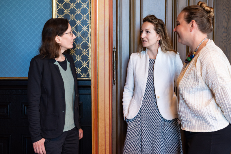 Von links: Martina Zandonella - Demokratiemonitor, Politikwissenschaftlerin Tamara Ehs, Podcast Host Tatjana Lukáš