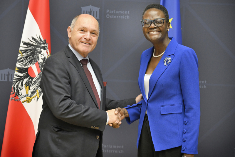 Fahnenfoto. Von links: Nationalratspräsident Wolfgang Sobotka (ÖVP), Präsidentin der Interparlamentarischen Union Tulia Ackson